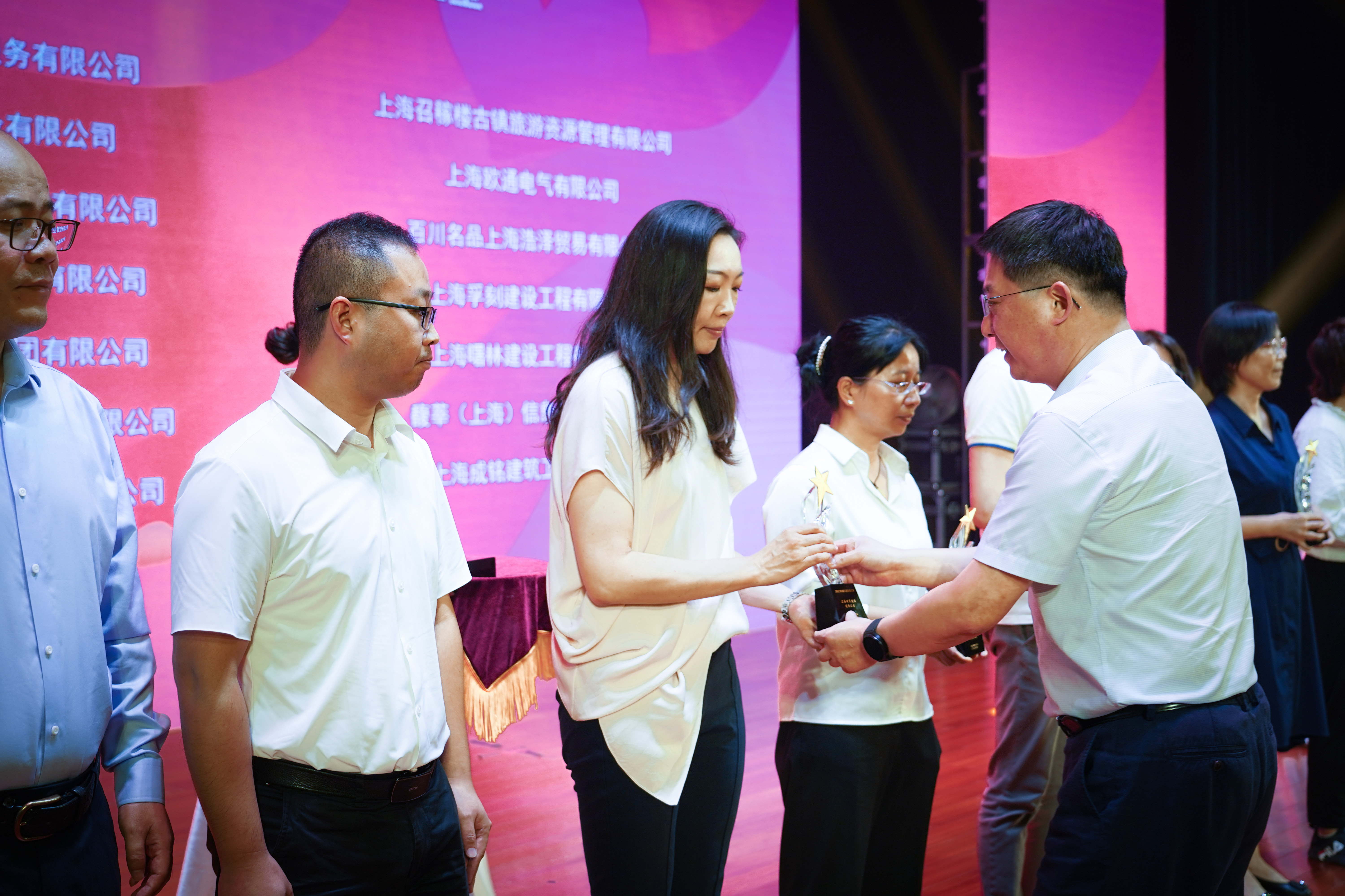 守护夕阳，为爱而行——亿万先生MR再次获得“浦江镇慈善之星”荣誉称号(图2)